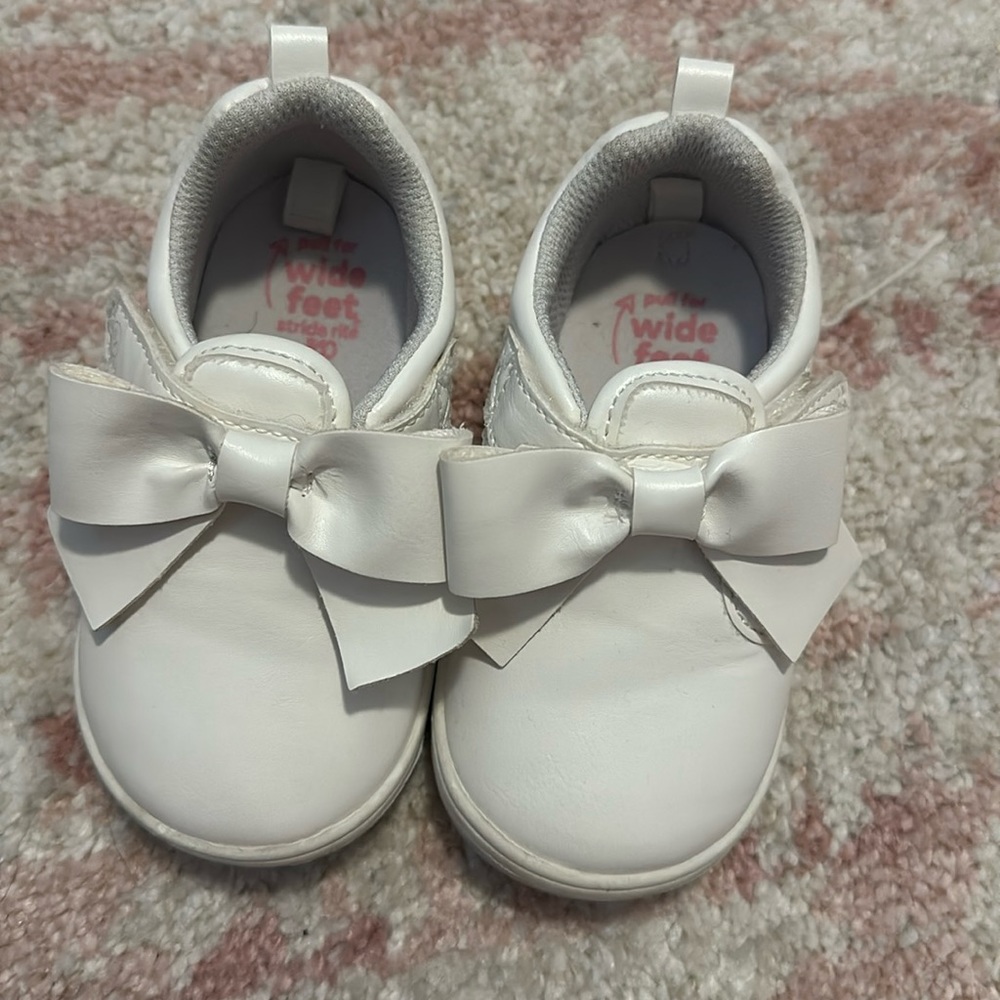 Stride Rite 6M white sneakers with bow